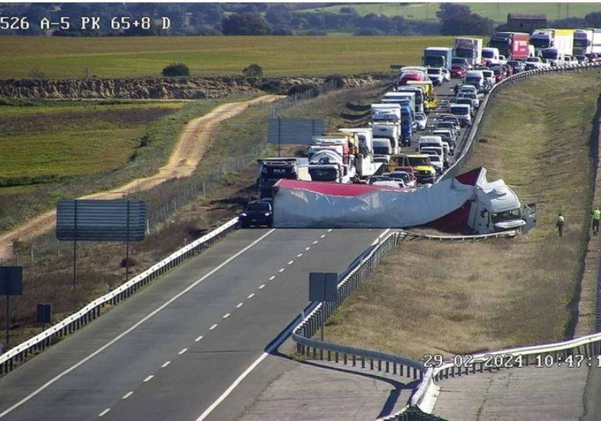 Camión cruzado en la autovía A-5 a la altura de Santa Cruz del Retamar