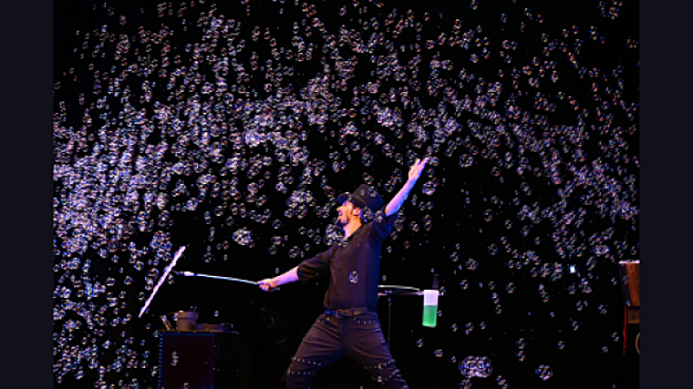 Miles de burbujas en el escenario