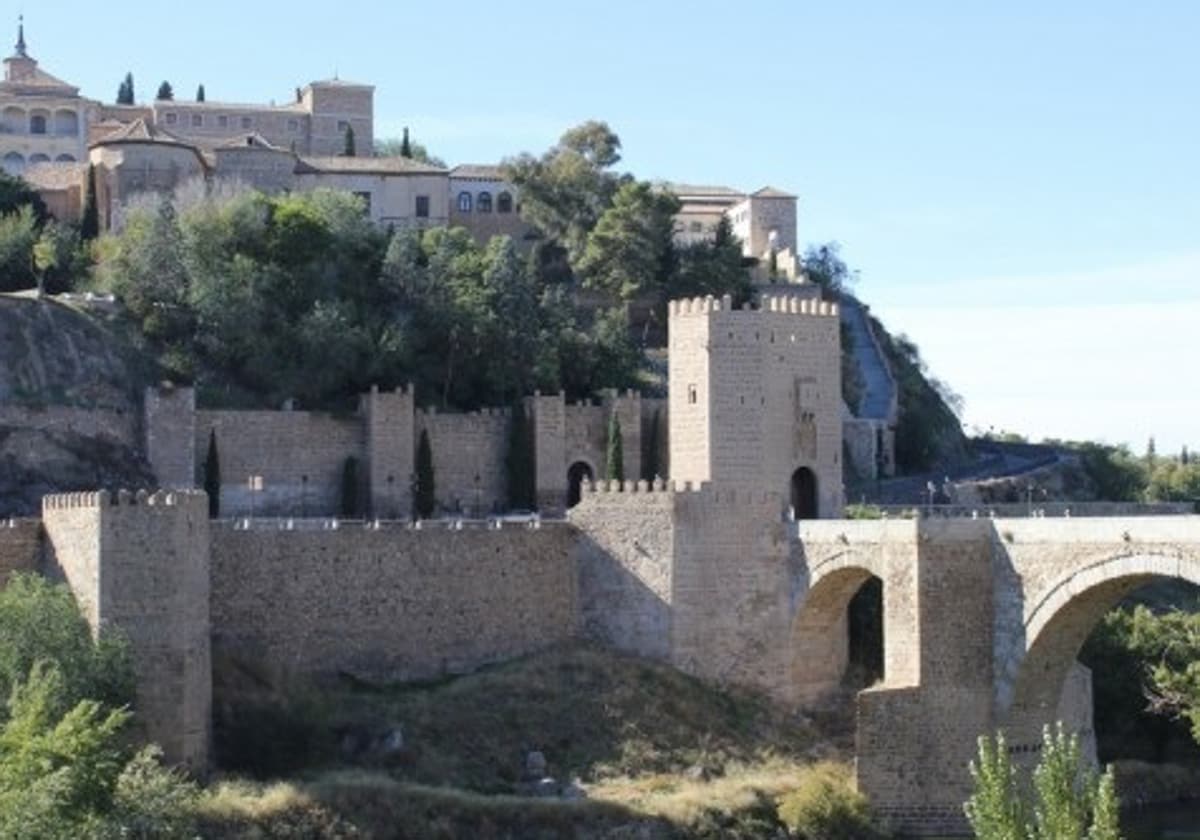 La mujer ha caído en una zona rocosa tras precipitarse desde el histórico puente