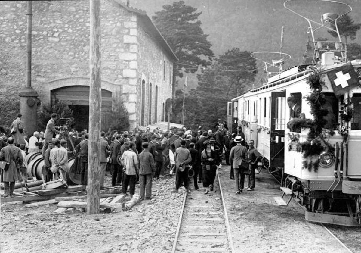 Viaje inaugural de la línea Cercedilla-Puerto de Navacerrada en el ferrocarril eléctrico, en julio de 1923, con el tren parado ante la casa de máquinas