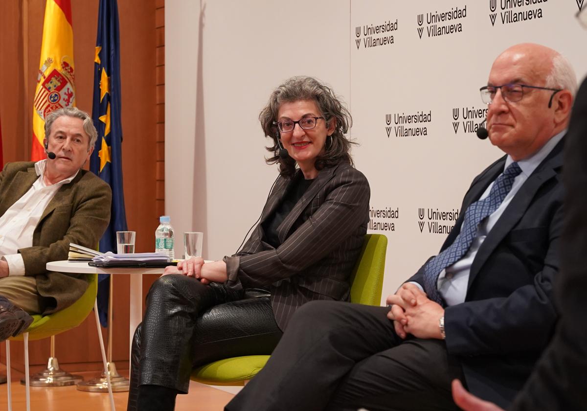 Hermann Tertsch, Maite Pagazaurtundúa y Javier Zarzalejos durante el coloquio