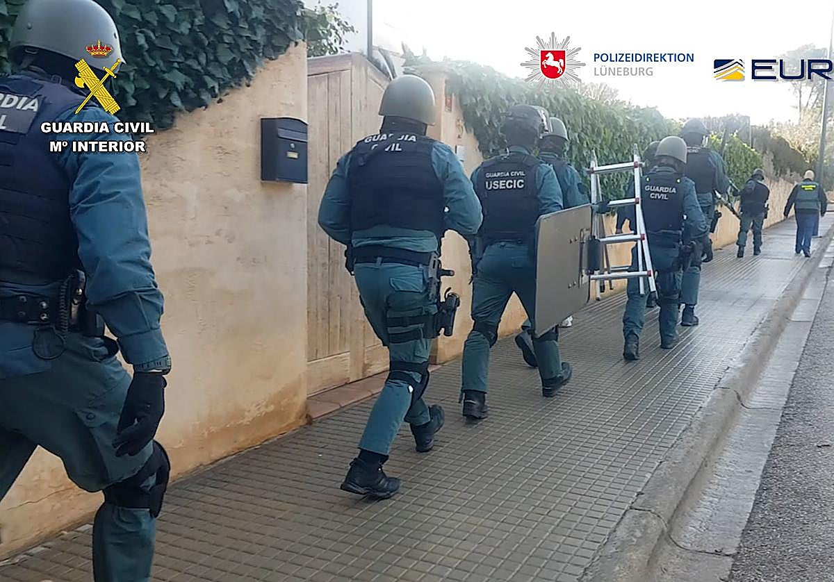 Agentes de la Guardia Civil en uno de los registros realizados en Baleares