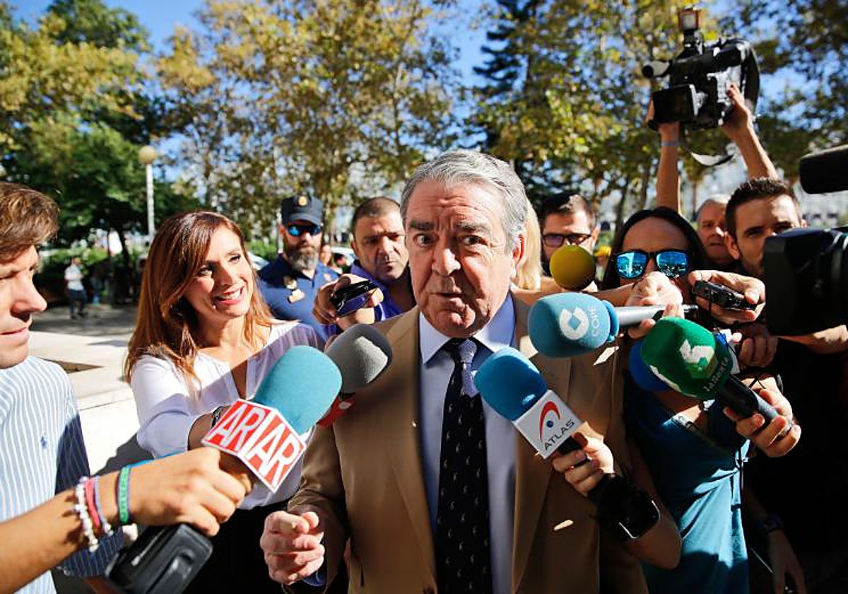 José María Corbin, cuñado de Rita Barberá, en una imagen de archivo atendiendo a los medios de comunicación.