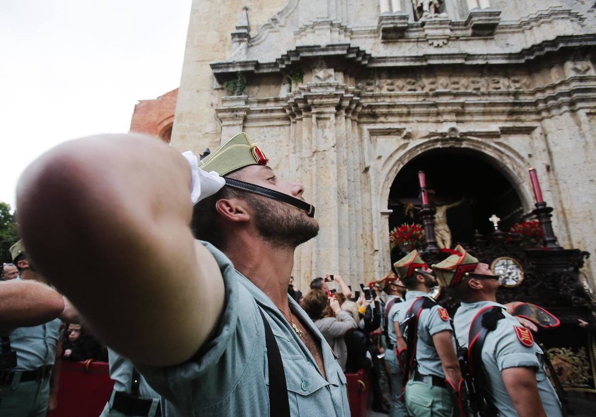 Los legionarios reciben al Señor de la Caridad el Jueves Santo de 2019