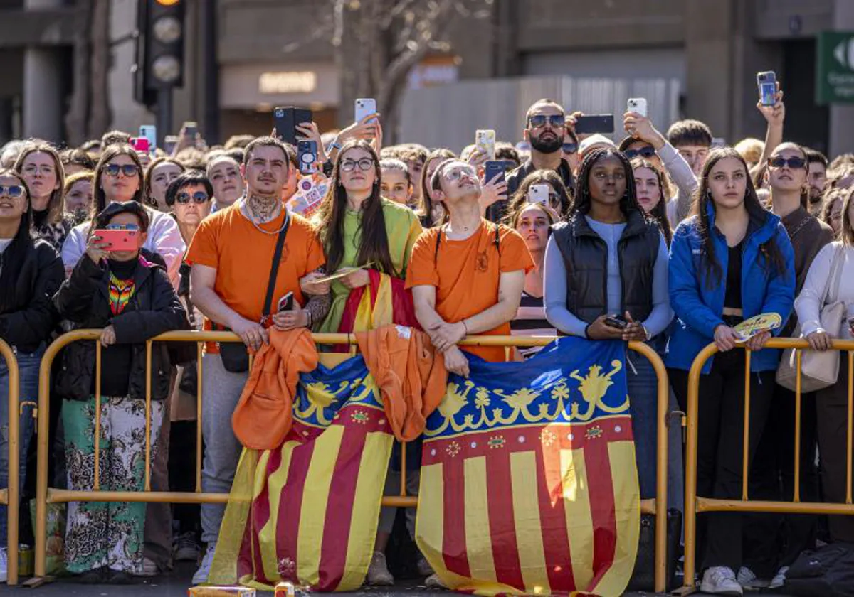 Imagen tomada durante la primera mascletà de las Fallas 2024 en Valencia