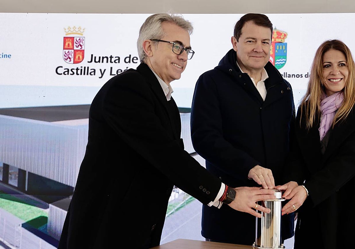 El presidente de la Junta de Castilla y León, Alfonso Fernández Mañueco, flanqueado por el presidente de Norvartis, Jesús Ponce, y la alcaldesa de Castellanos de Moriscos, Victoria Manjón