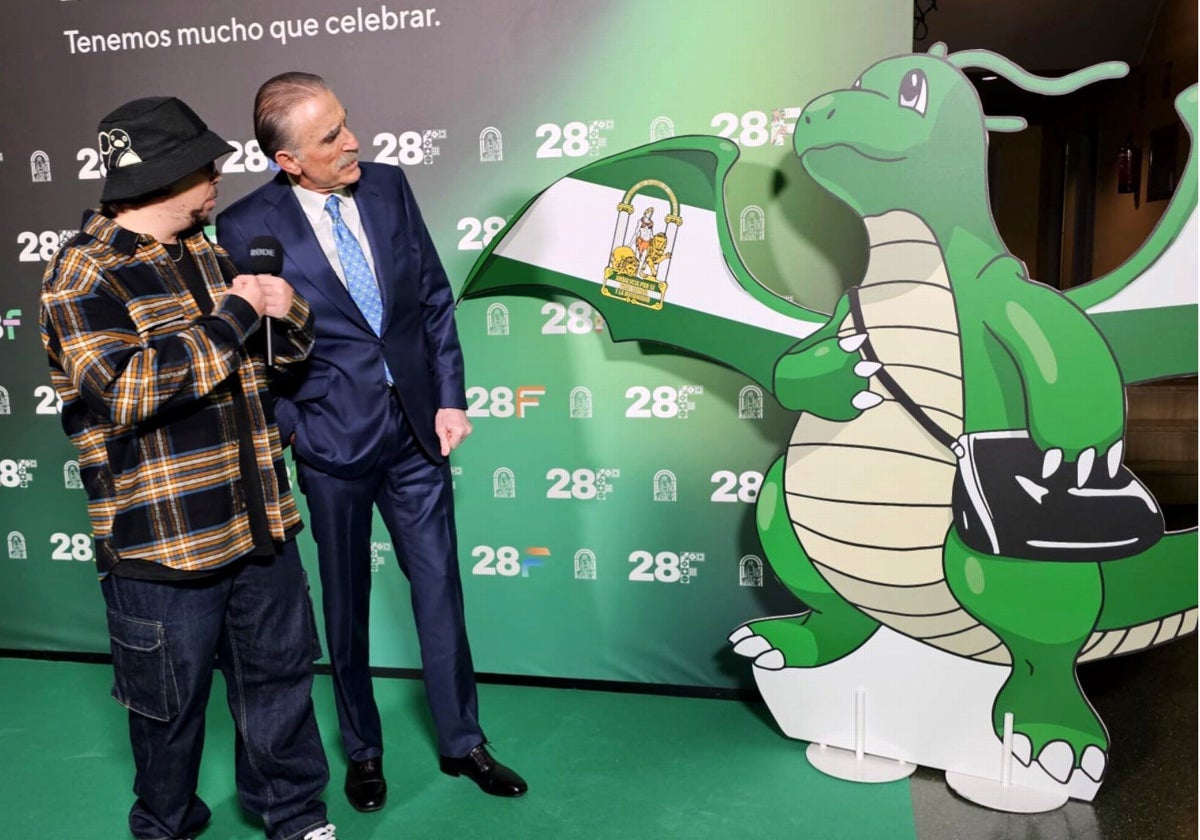 El streamer Spoksponha y Juan y Medio, junto al Dragonite andaluz, el Pokémon de la gala del Día de Andalucía