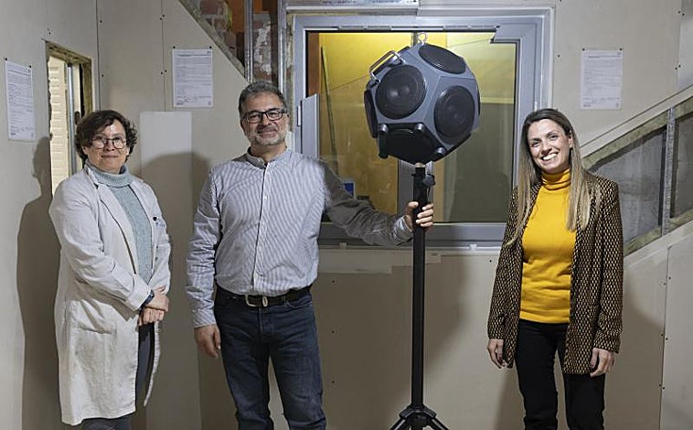 Imagen principal - Los investigadores en su departamento de la Universidad Politécnica analizando los datos de su proyecto