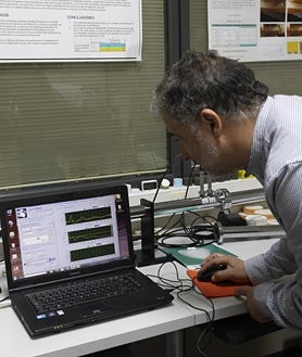 Imagen secundaria 2 - Los investigadores en su departamento de la Universidad Politécnica analizando los datos de su proyecto