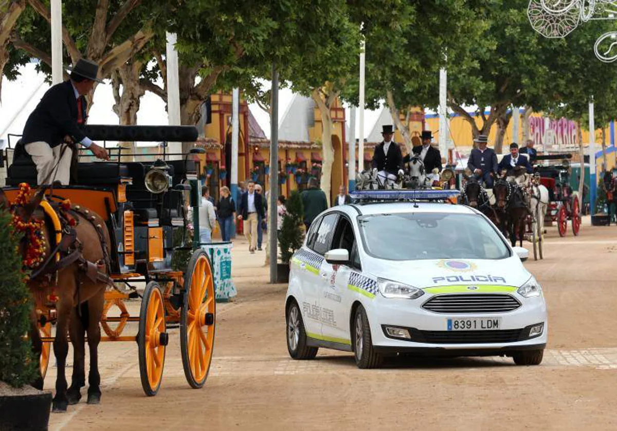 Un coche de la Policía Local durante la pasada Feria de Mayo en El Arenal