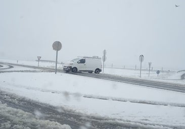 La nieve obliga a cortar el tráfico entre Segovia y Madrid por la A-1, AP-6 y AP-61