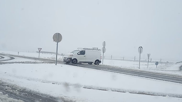Carretera afectada por la nieve en la provincia de Segovia