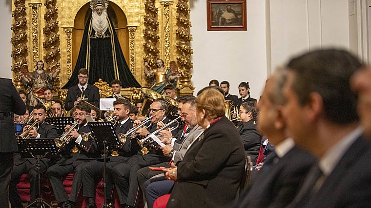 Músicos de Cristo de Gracia, bajo la mirada de Olga Caballero, Salvador Fuentes y José María Bellido, el sábado