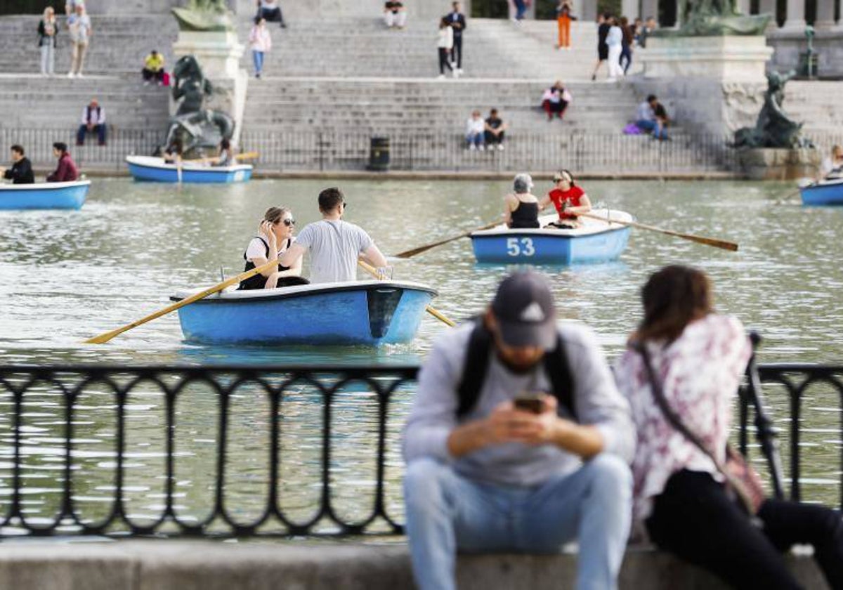 Una escena habitual en el parque de El Retiro