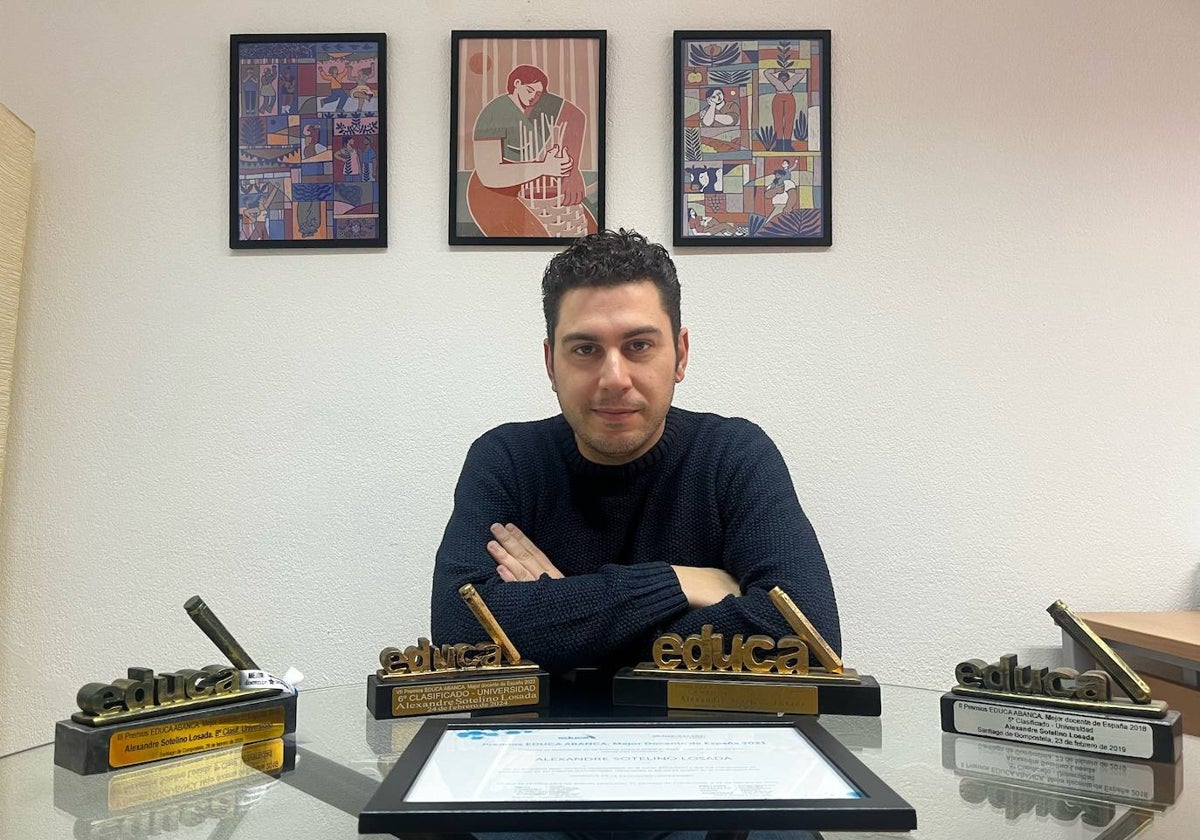 Sotelino, con las figuras acreditativas de las cuatro nominaciones