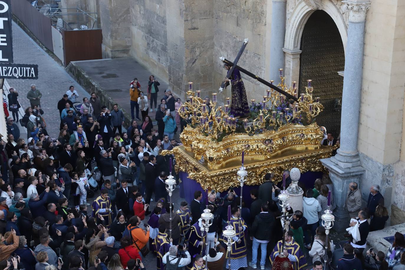 Fotos: La elegante procesión triunfal del Señor del Calvario en Córdoba