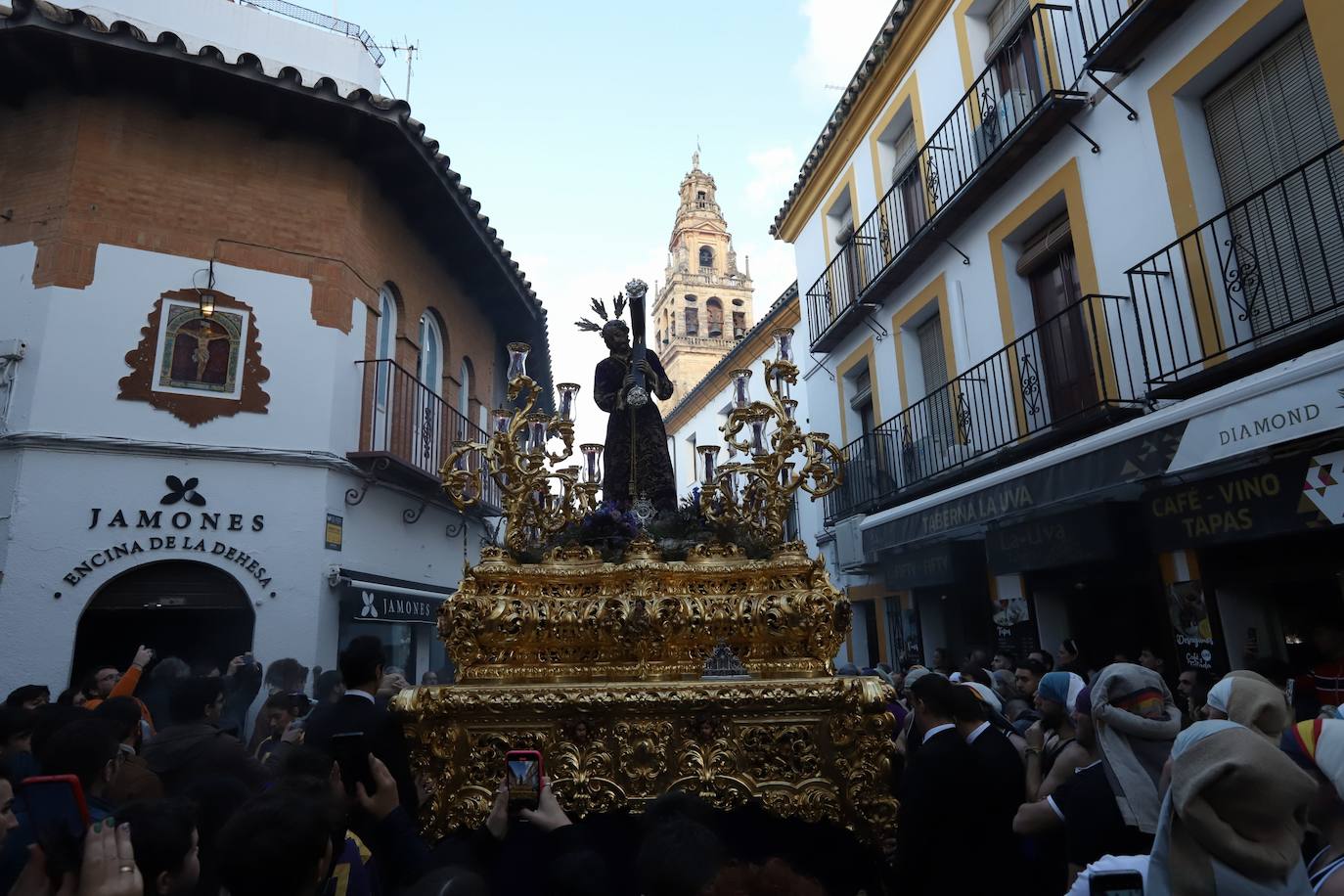 Fotos: La elegante procesión triunfal del Señor del Calvario en Córdoba