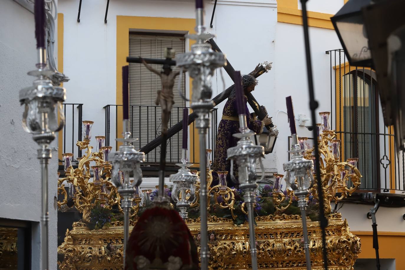 Fotos: La elegante procesión triunfal del Señor del Calvario en Córdoba