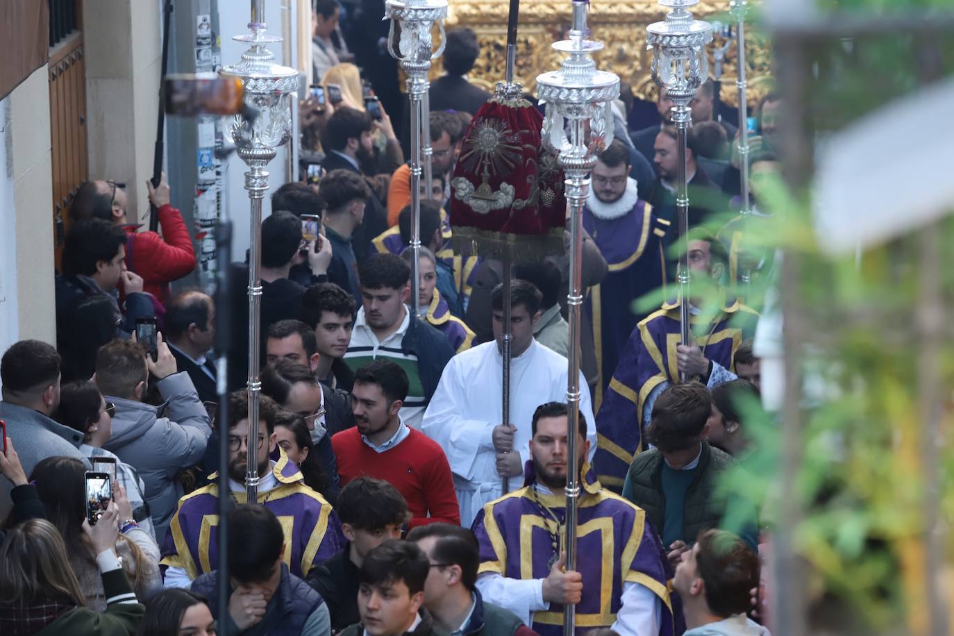 Fotos: La elegante procesión triunfal del Señor del Calvario en Córdoba