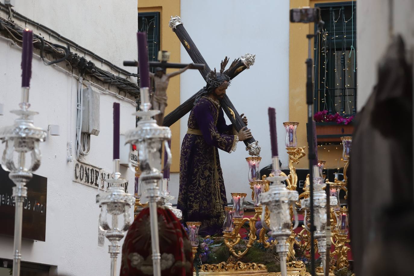 Fotos: La elegante procesión triunfal del Señor del Calvario en Córdoba