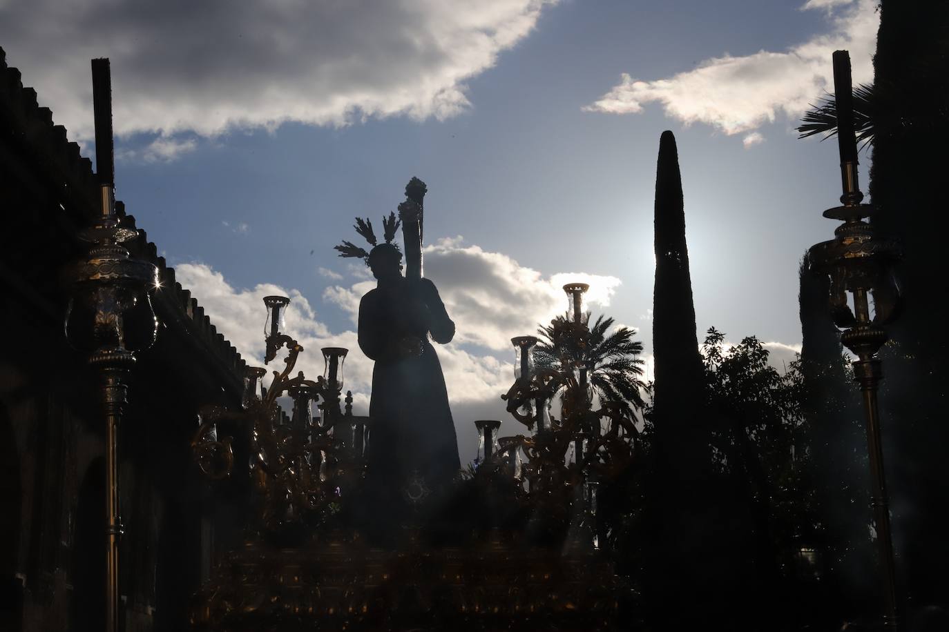Fotos: La elegante procesión triunfal del Señor del Calvario en Córdoba