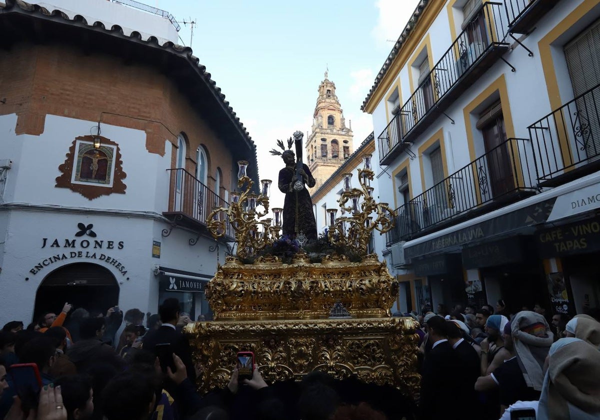 El Señor del Calvario, este domingo, dejando atrás la Catedral, entre calles repletas de público
