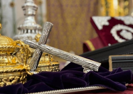 Imagen secundaria 1 - Arriba, incensarios y cantoneras de la cruz de capilla del Señor. Debajo, el llamador y el libro de reglas