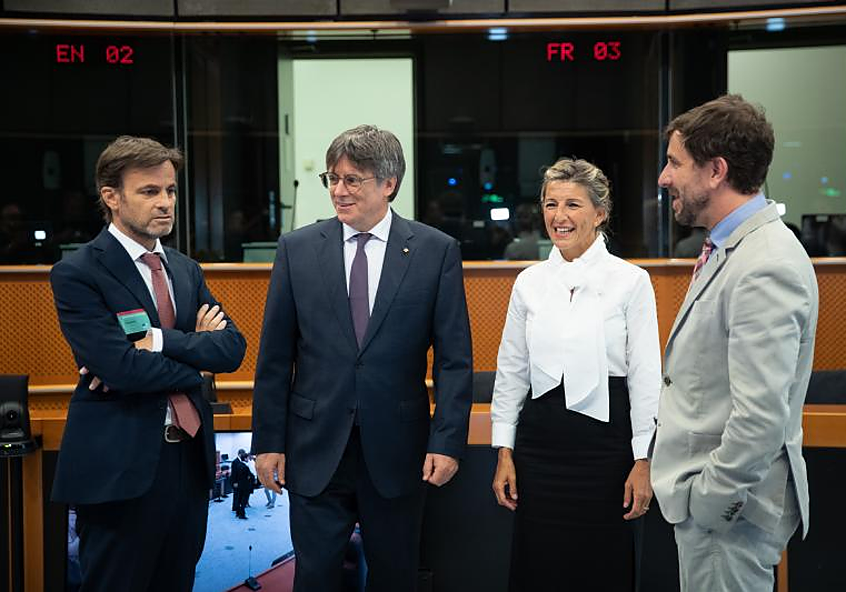 Jaume Asens, Carles Puigdemont, Yolanda Díaz y Toni Comín, en septiembre de 2023, en el Parlamento Europeo para negociar la investidura de Pedro Sánchez