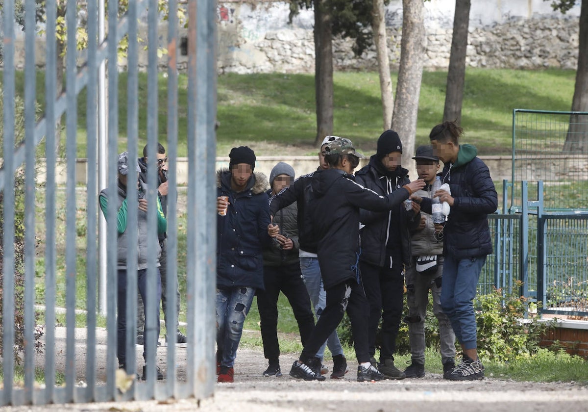 Un grupo de menores extranjeros no acompañados, en un parque de Hortaleza