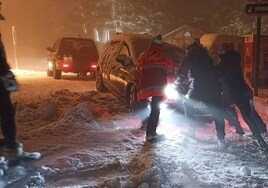 Guardia Civil y Cruz Roja tienen que ayudar a salir a los atrapados por la nieve en la estación de esquí de La Pinilla