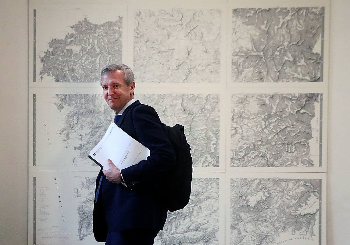 Alfonso Rueda, el pasado jueves frente a una reproducción del mapa de Galicia de Domingo Fontán