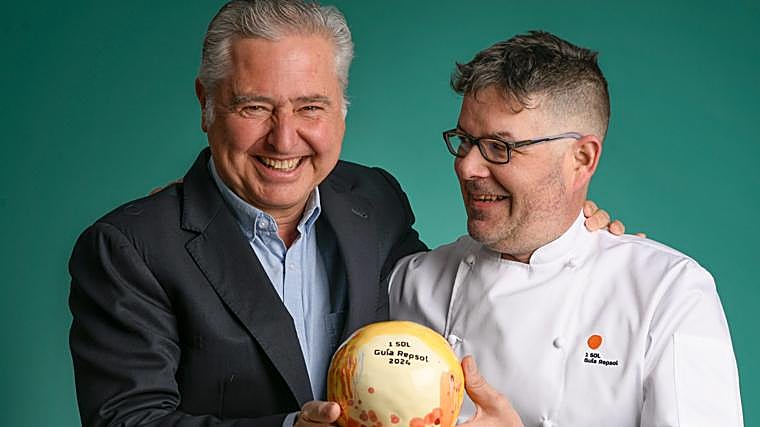 Javier Campos, máximo responsable de Ermita de la Candelaria, posa con el Sol de la Guía Repsol