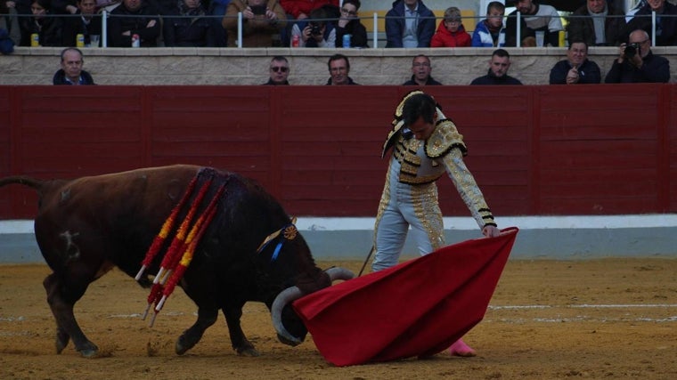 Gómez del Pilar cortó un trofeo de 'Diácono', el mejor de los peñajaras, con clase y transmisión