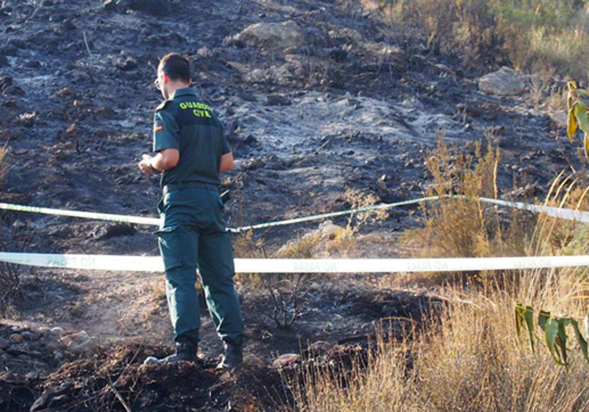 Un guardia civil durante una intervención en el medio rural, en imagen de archivo.