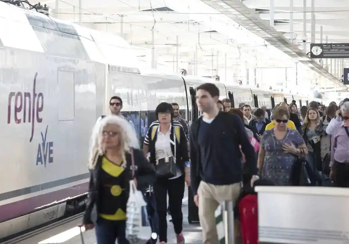 Imagen de pasajeros llegando en AVE a la estación Joaquín Sorolla de Valencia