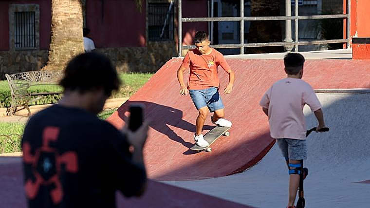 Un adolescenente, haciendo skate en el parque Cruz Conde