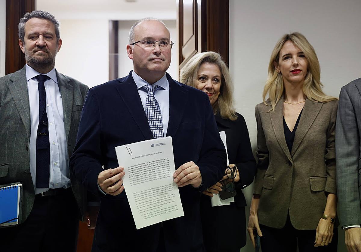 Varios diputados del PP acompañaron a Tellado al registro en el Congreso