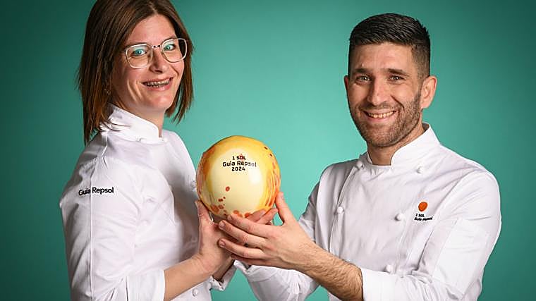 Sole Torres y Paco Villar posan con el Sol que acaban de lograr en Terra Olea