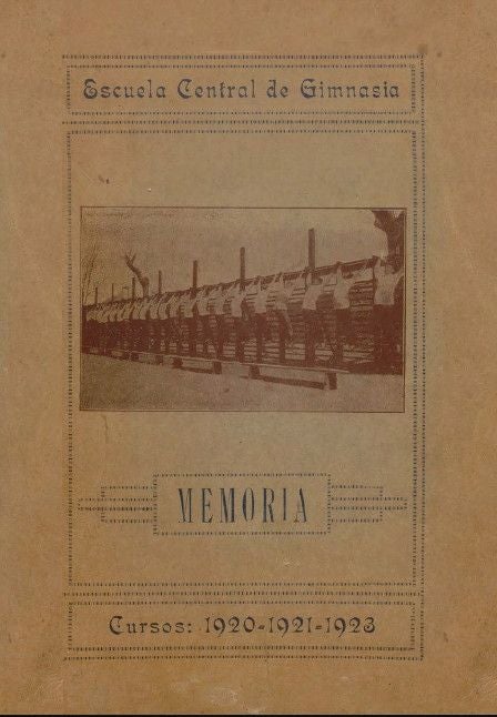 'Memoria. Cursos 1920-1921-1923'. Se imprimió en los talleres del Colegio de María Cristina para Huérfanos de la Infantería. El primer director de la Escuela Central de Gimnasia fue el coronel Germán Gil Yuste. En 1921, al trasladarse a otro destino, entregó el cargo al subdirector, el teniente coronel Manuel García Álvarez