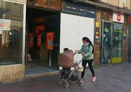 Video: un grupo de ladrones protagoniza un impactante robo en una tienda de móviles en Priego de Córdoba