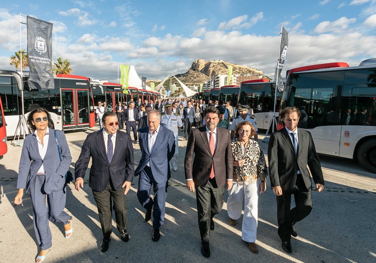 El alcalde de Alicante, Luis Barcala, el presidente de Vectalia, Antonio Arias, durante la presentación de los nuevos vehículos, este martes.