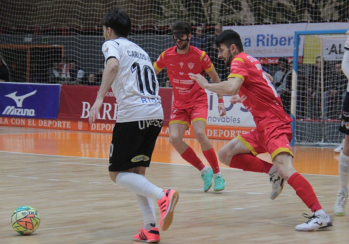 Mykytiuk persigue el balón durante el partido ante Ribera Navarra