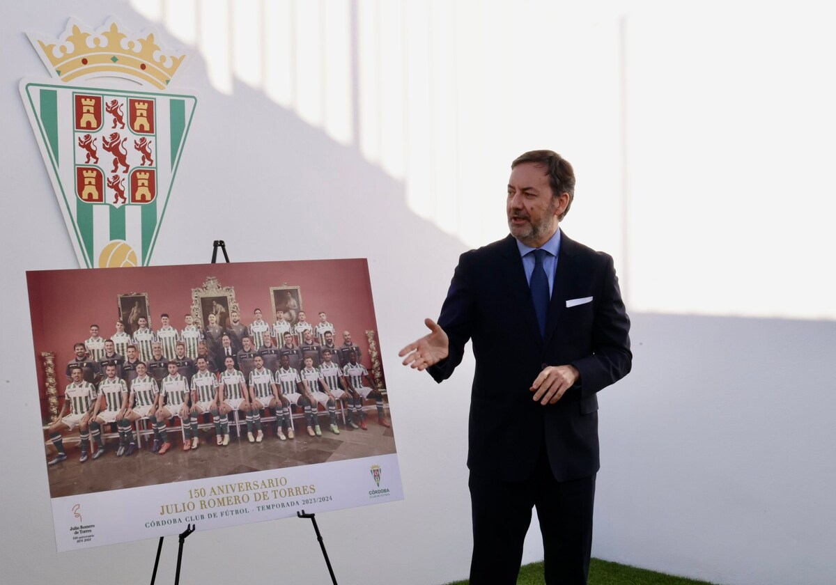 Antonio Fernández Monterrubio durante la presentación de la foto oficial del equipo