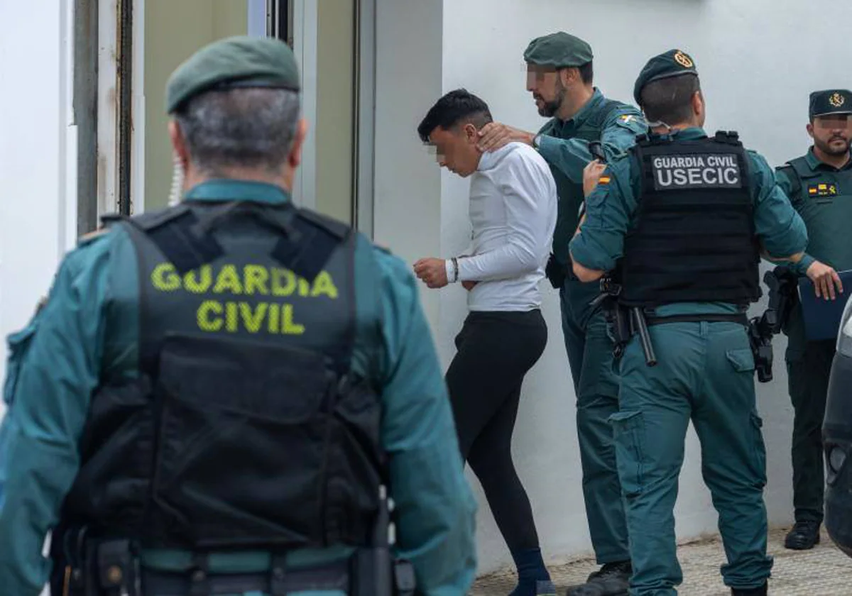 Agentes de la Guardia Civil durante la detención de uno de los implicados en el crimen de la narcolancha