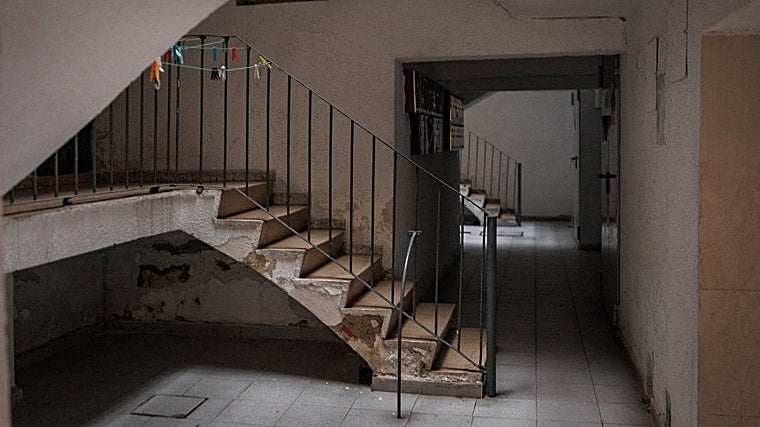 Las humedades en uno de los patios interiores de la Colonia Experimental de Villaverde