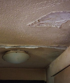 Imagen secundaria 2 - La fachada de uno de los bloques de la Colonia Experimental de Villaverde. Los patios interiores, sin apenas luz natural, sirven de tendedero y las humedades campan por todas las paredes. 