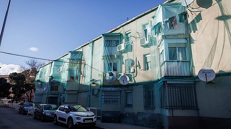 Mallas en uno de los edificios de la colonia con orden de ejecución