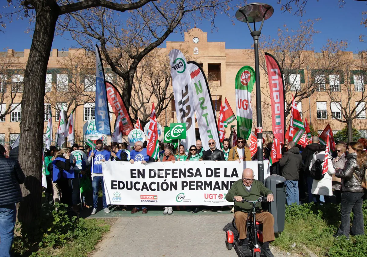 Imagen de la concentración de este martes ante la delegación territorial de Educación de Sevilla