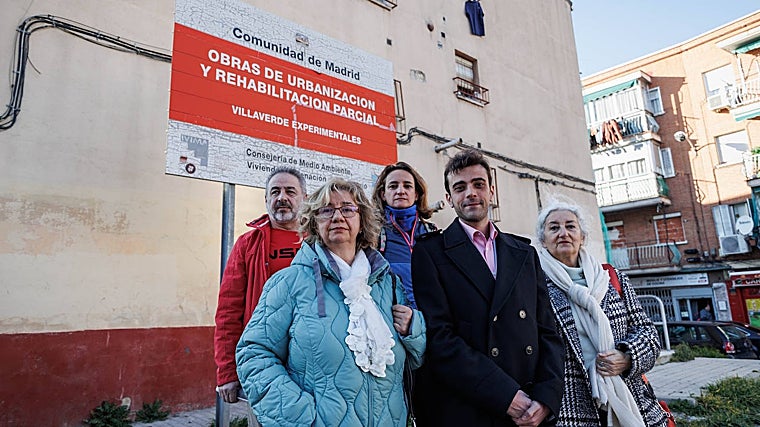 De izquierda a derecha, los vecinos Manuel Martínez, Raquel San José, Rose Rodríguez y Ana Alonso, junto a su asesor Miguel García