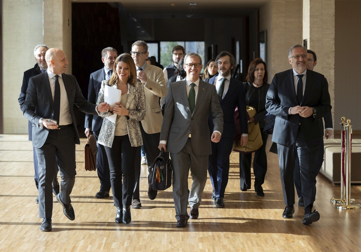 Mariano Veganzones, junto a su equipo en la Consejería de Industria, Comerio y Empleo, a su llegada a las Cortes